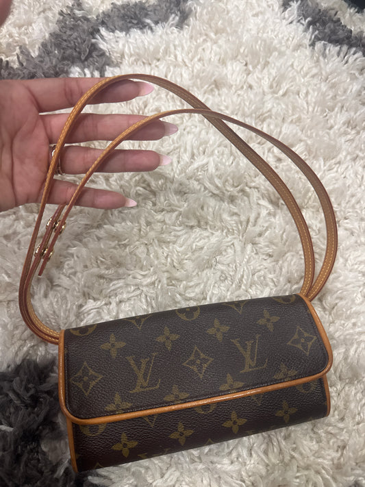 LV twin Pochette